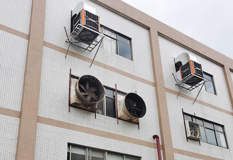 东莞塑料制品厂安装38台环保空调作为车间降温设备
